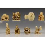 Japan, collectie van acht ivoren netsuke, 19e eeuw,