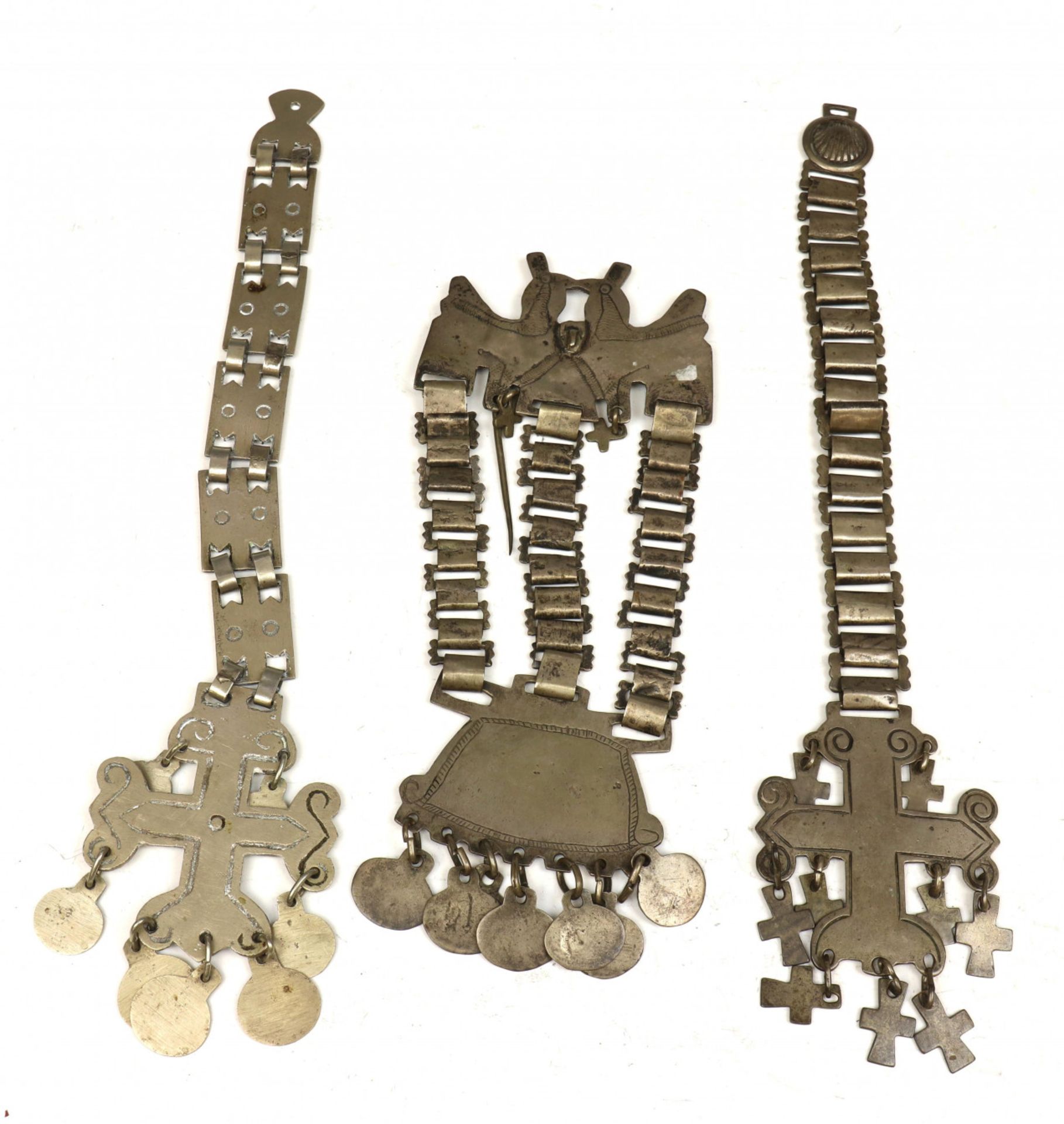Drie metalen Ethiopische kruizen als hangers, tabaksdoos en gestoken houten ikoon