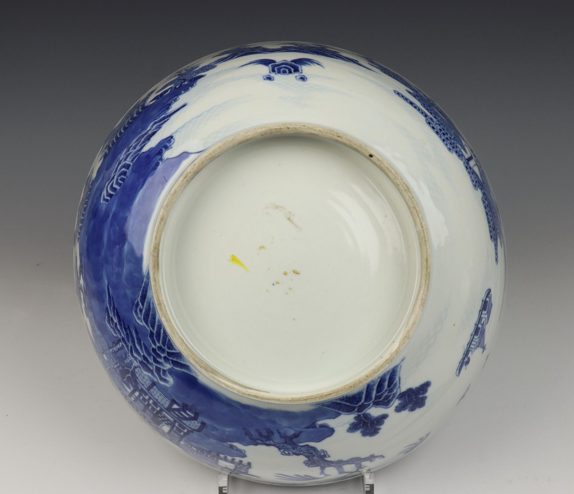 China, grote blauw wit porseleinen kom, Qianlong, - Image 7 of 7