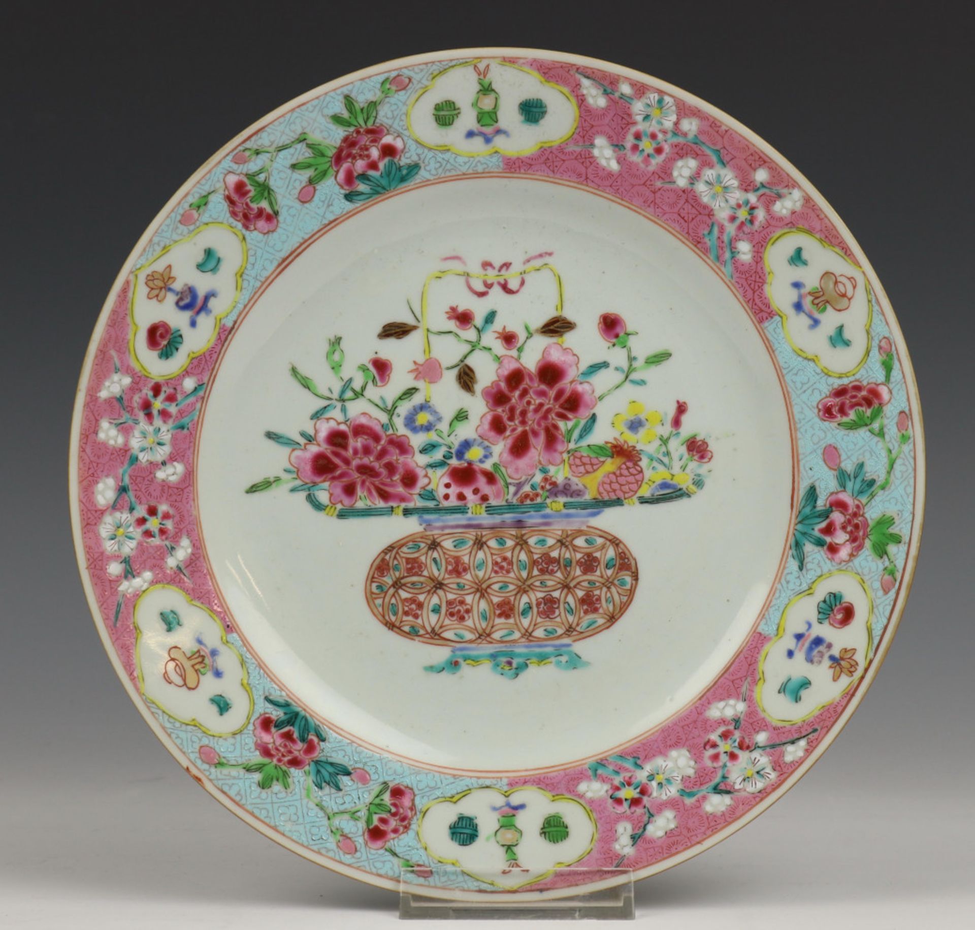China, serie van zes famille rose borden, 18e eeuw,, vroeg Qianlong, - Image 2 of 16