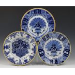 Delft, De Klaauw, drie blauw wit aardewerk (pauwen)borden, 19e eeuw