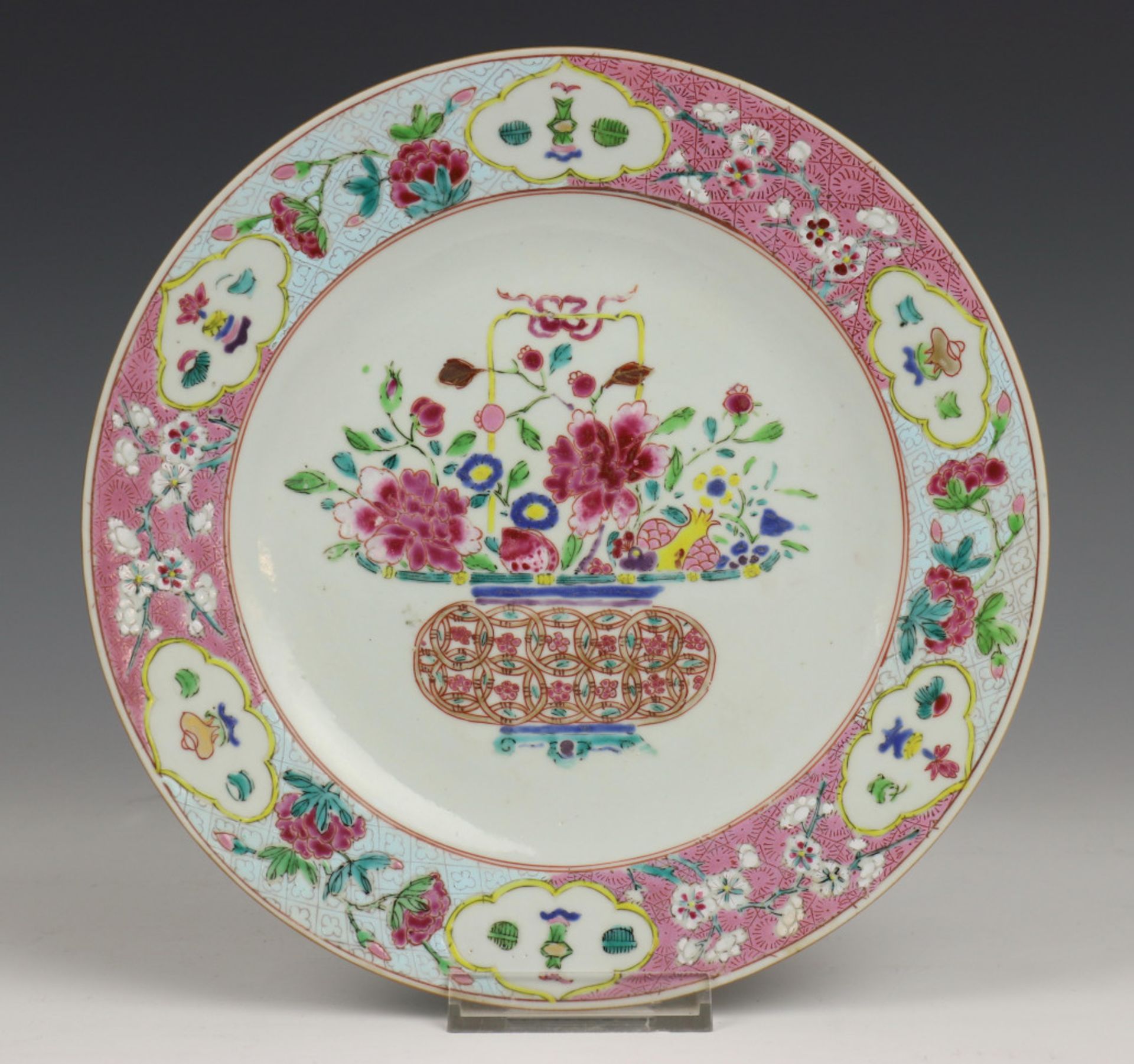 China, serie van zes famille rose borden, 18e eeuw,, vroeg Qianlong, - Image 11 of 16