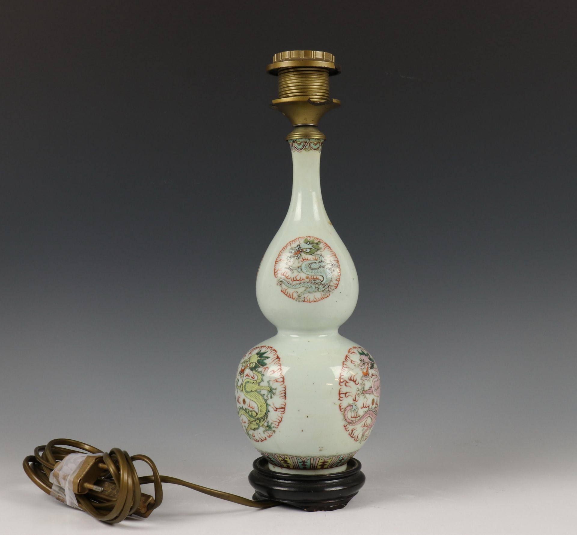 China, famille rose porseleinen kalebasvaas gemonteerd als lamp, 19e-20e eeuw, - Image 3 of 6