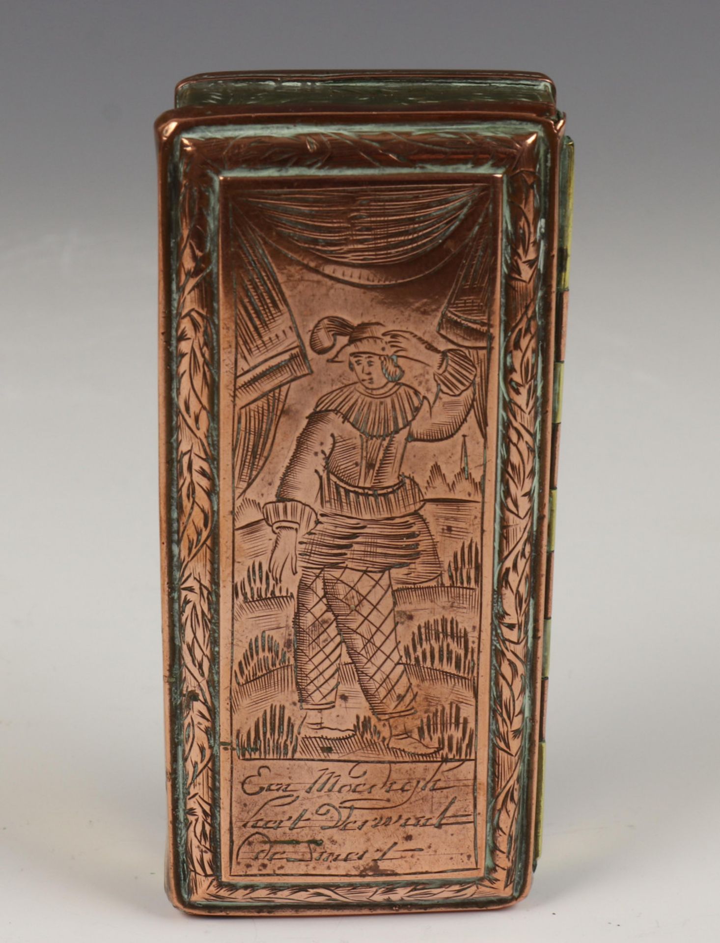 Een gegraveerde roodkoperen tabaksdoos, 18e eeuw, - Image 4 of 8