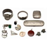 Diverse zilveren en onedele sieraden en objets-du-vertu