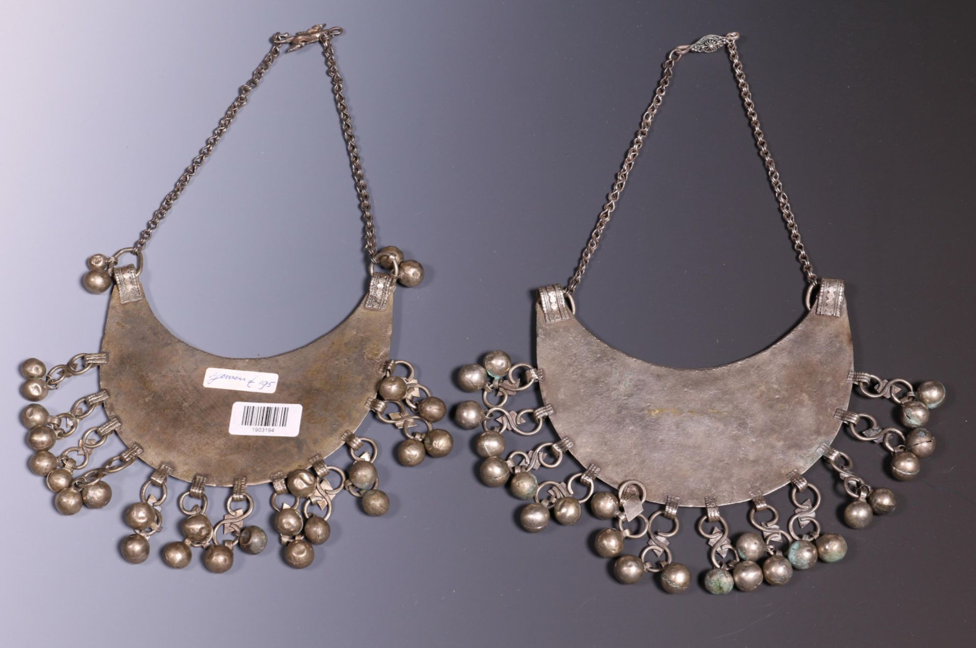 Jemen, pair of silver alloy necklaces, half-moon shaped with bells, on a chain - Bild 4 aus 5