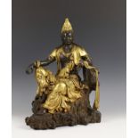 China, fraai gevormde bronzen en deels vergulde sculptuur van zittende Guanyin, 20e eeuw,