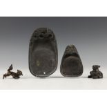China, twee inktstenen en twee bronzen gewichtjes, 19e eeuw,