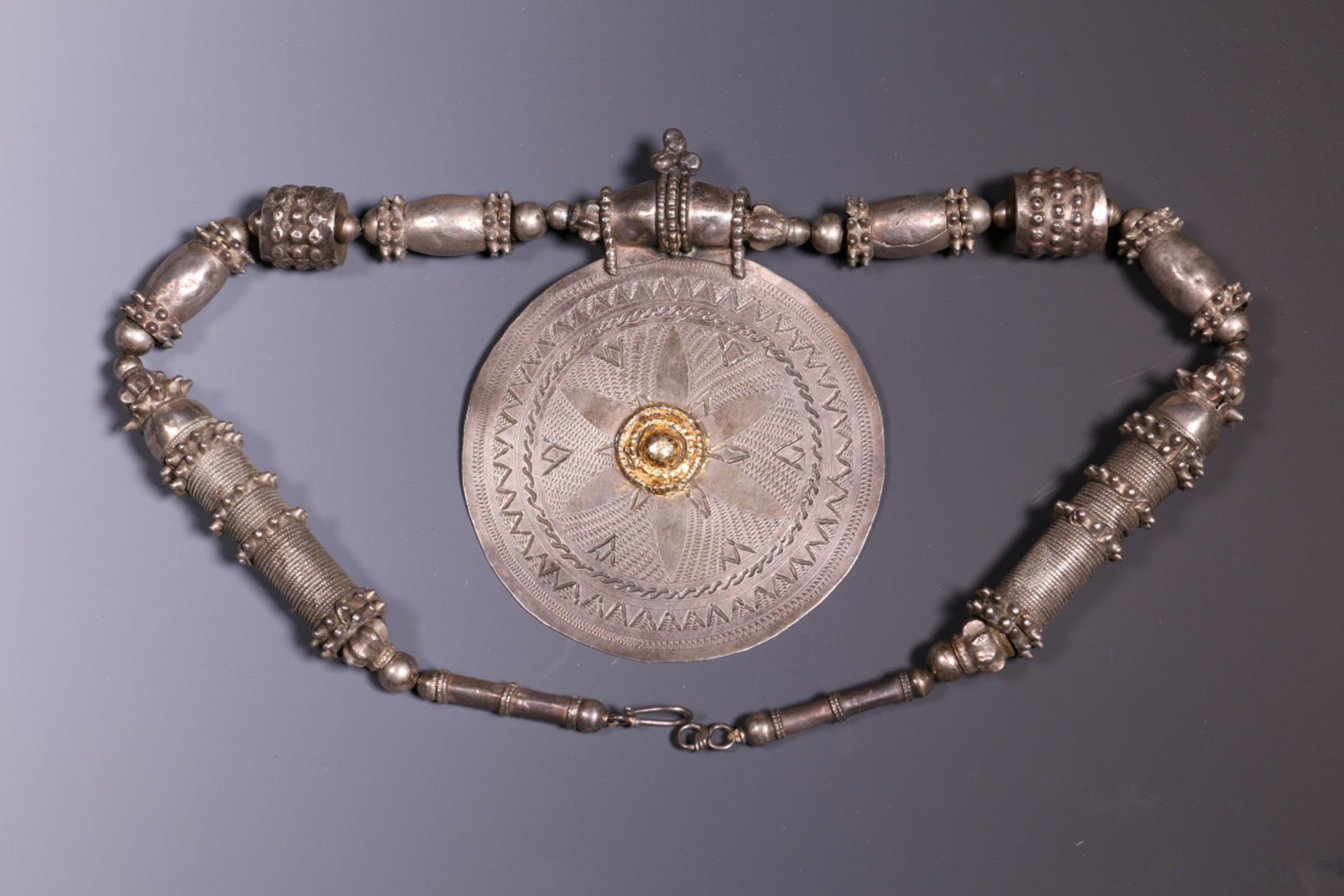 Jemen, silver alloy necklace with big beads and disk-shaped pendant - Bild 4 aus 4