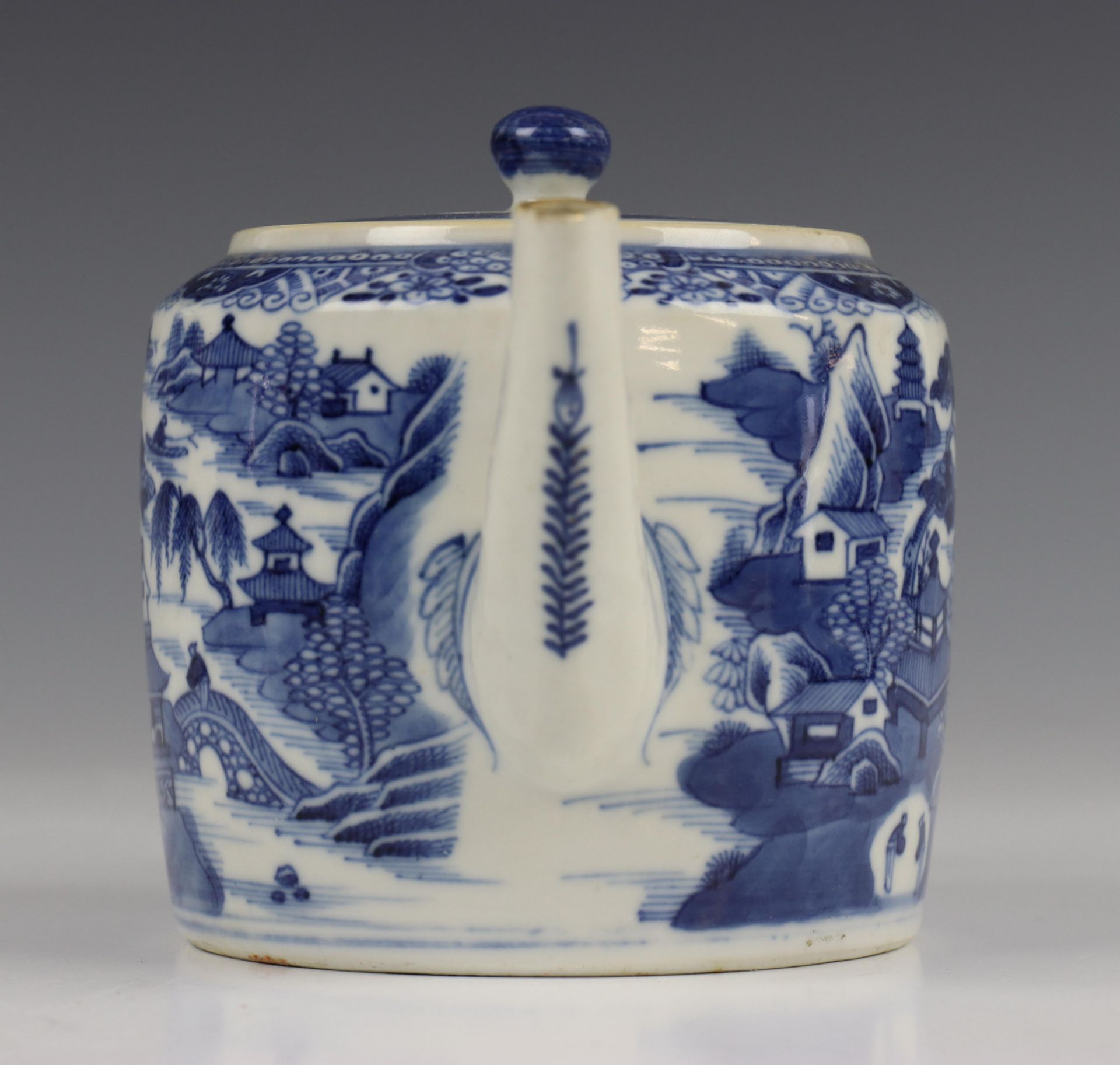 China, blauw-wit porseleinen trekpot, Imari trekpotje en melkkan, 18e eeuw, - Image 11 of 21