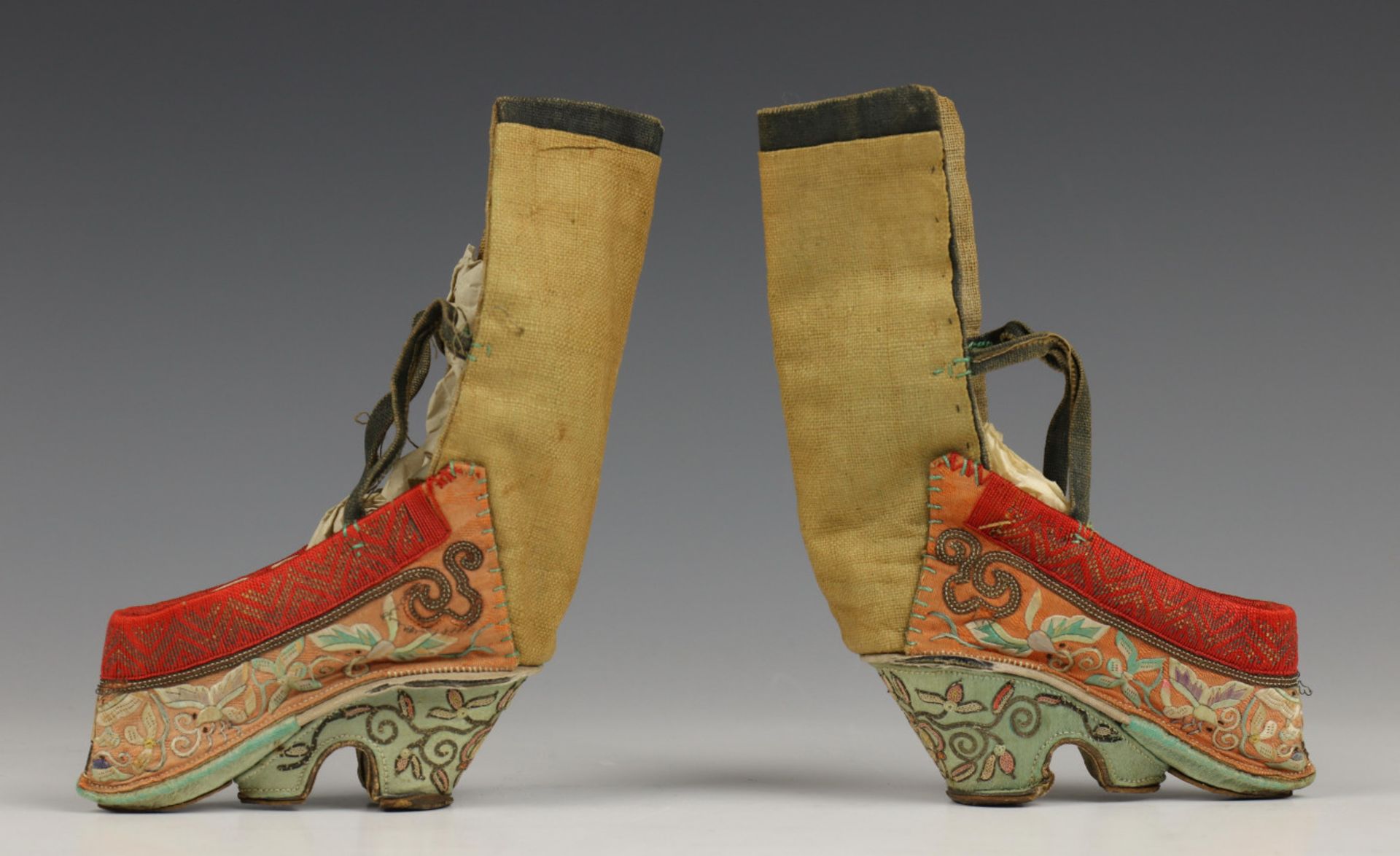 China, paar deels zijden damesschoentjes, Qing dynastie, 19e eeuw,
