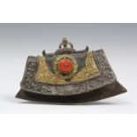 Tibet of Mongolië, vuursteentasje, chuckmuck met grote koraal en zilveren en vergulde ornamentiek i