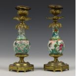 China, twee Canton famille rose vaasjes in bronzen montuur, 19e eeuw,
