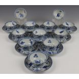 China, serie van tien blauw-wit porseleinen kop en schotels, 18e eeuw,