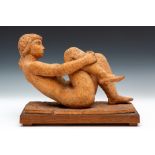 H. Rädecker (1921-1976) terracotta liggende vrouwfiguur