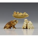 Japan, drie ivoren netsuke, 19e eeuw,