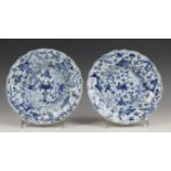 China, paar blauw-wit porseleinen diepe plooiborden, Kangxi,