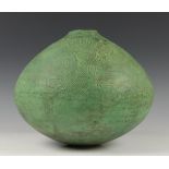Japan, grote groengepatineerde bronzen bolvaas, gesigneerd Hara Naoki (1906-1994),