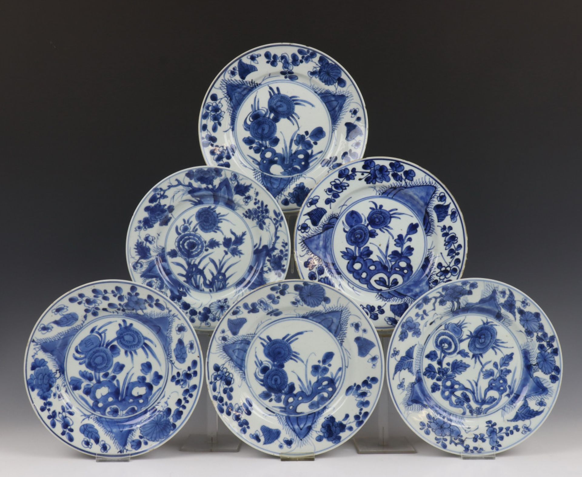 China, serie van acht blauw-wit porseleinen borden, Kangxi,