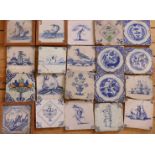 Een collectie van zesentwintig blauwwitte en witte tegels, 18e eeuw,