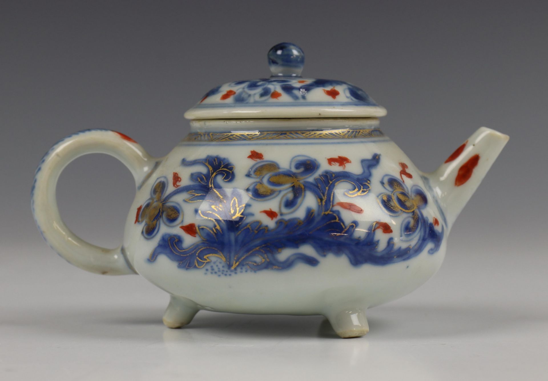 China, blauw-wit porseleinen trekpot, Imari trekpotje en melkkan, 18e eeuw, - Image 14 of 21