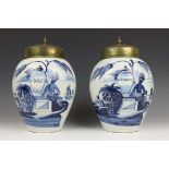 Delft, De 3 Klokken, paar blauw-wit aardewerk tabakspotten, 18e eeuw,