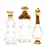 Drie kristallen parfumflacons