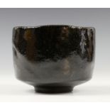 Japan, zwarte Raku keramiek theekom (chawan), gesigneerd, 20e eeuw,