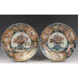 Japan, paar Imari schotels, Edo periode,