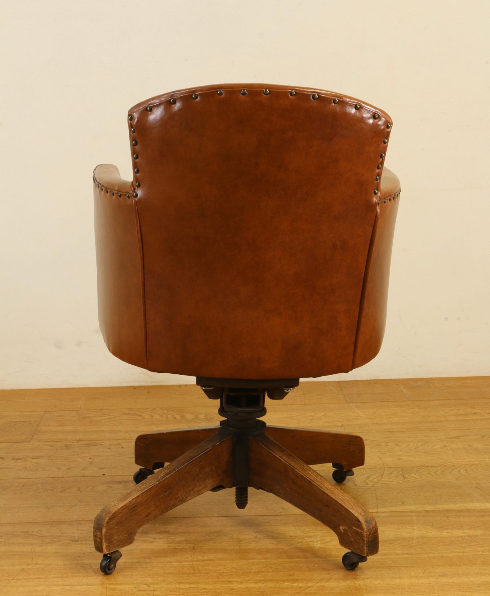 Engeland, beukenhouten bureaufauteuil, 'captains chair', ca. 1920, - Image 2 of 4