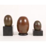 India, drie door de natuur gevormde Shiva lingams