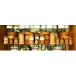 Verzameling van diverse houten apothekers potten, 19e / 20e eeuw,