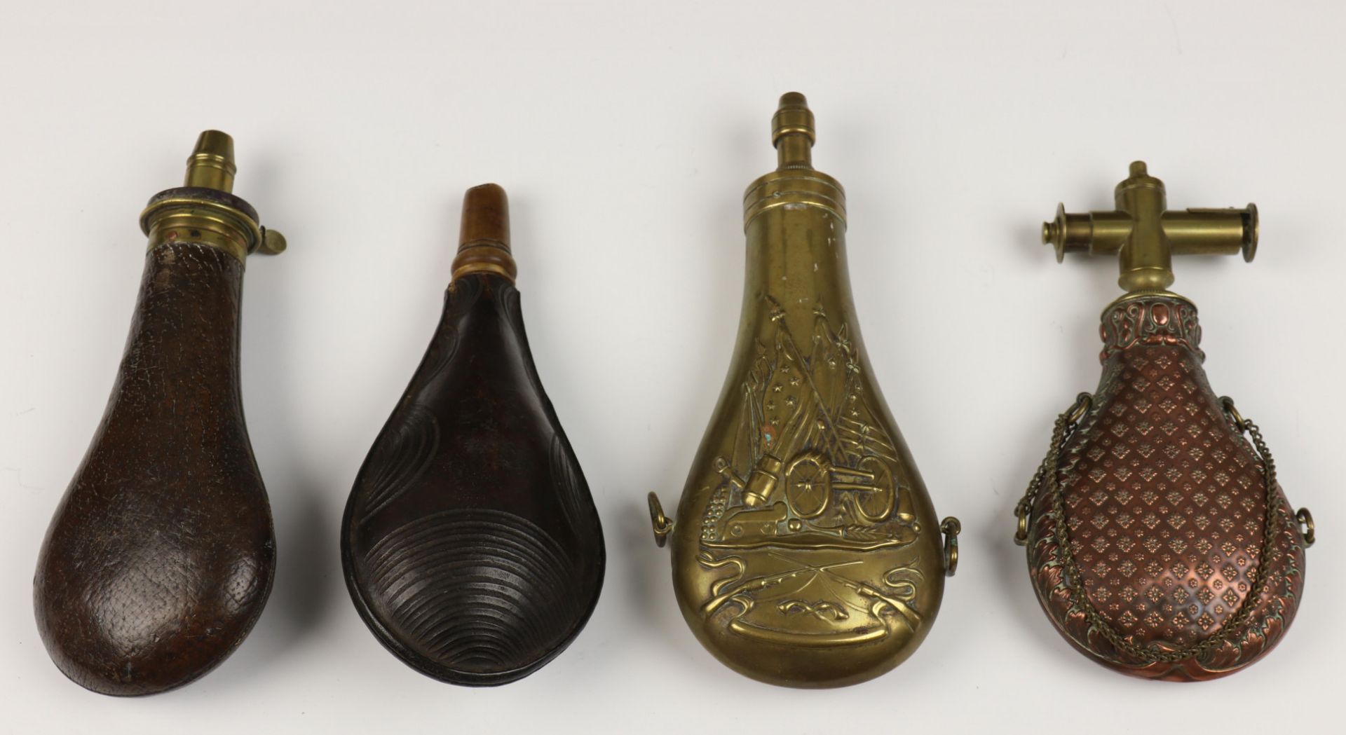 Verzameling van acht verschillende kruit hoorns, 19e eeuw, - Image 2 of 2