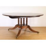 Engeland, ronde eikenhouten tafel in sheraton-stijl,