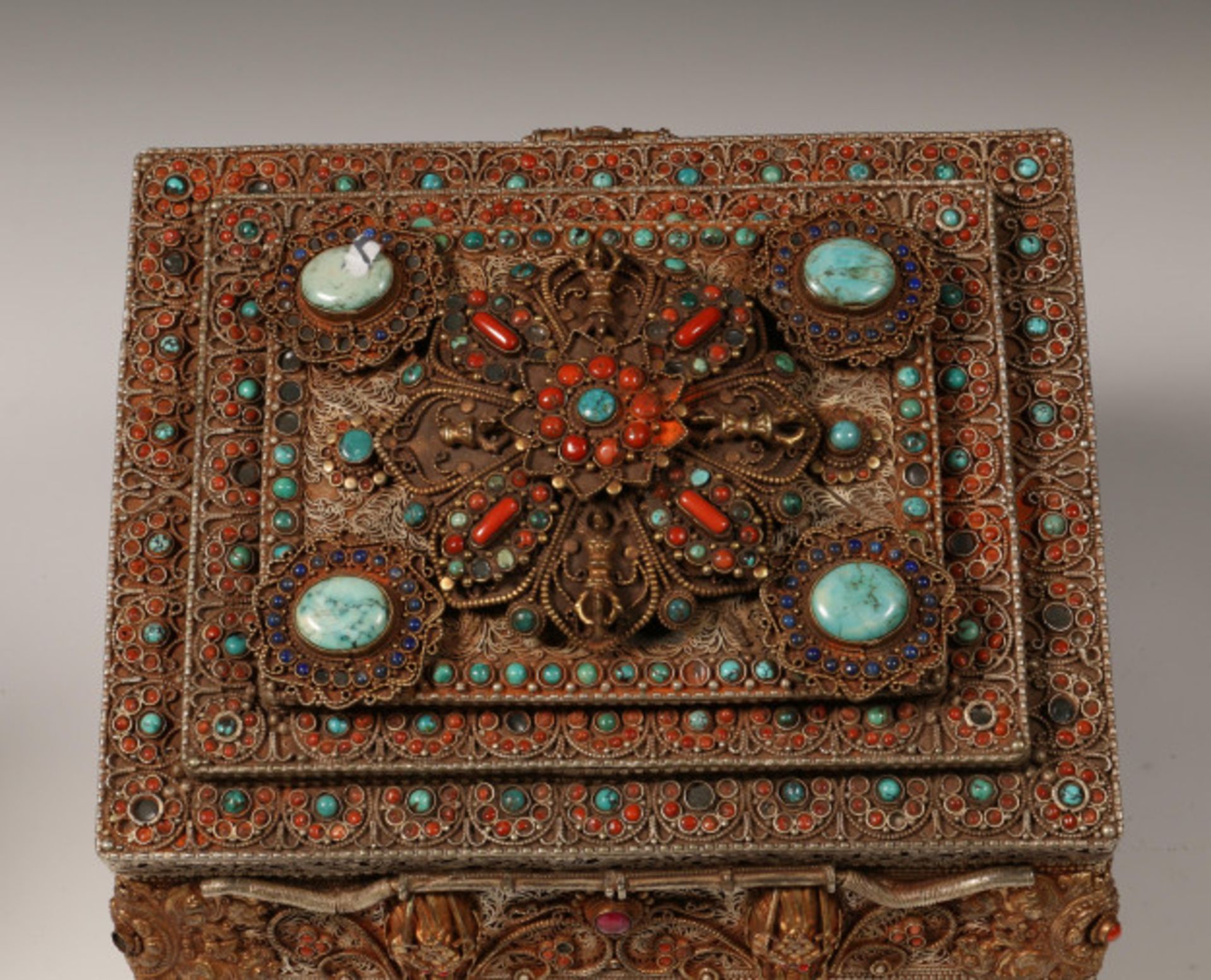 Tibet, decorated metal jewelry box, set with many semi precious stones, 20e century - Bild 2 aus 4
