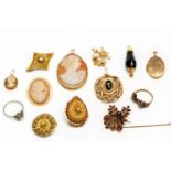 Diverse gouden en onedele sieraden,