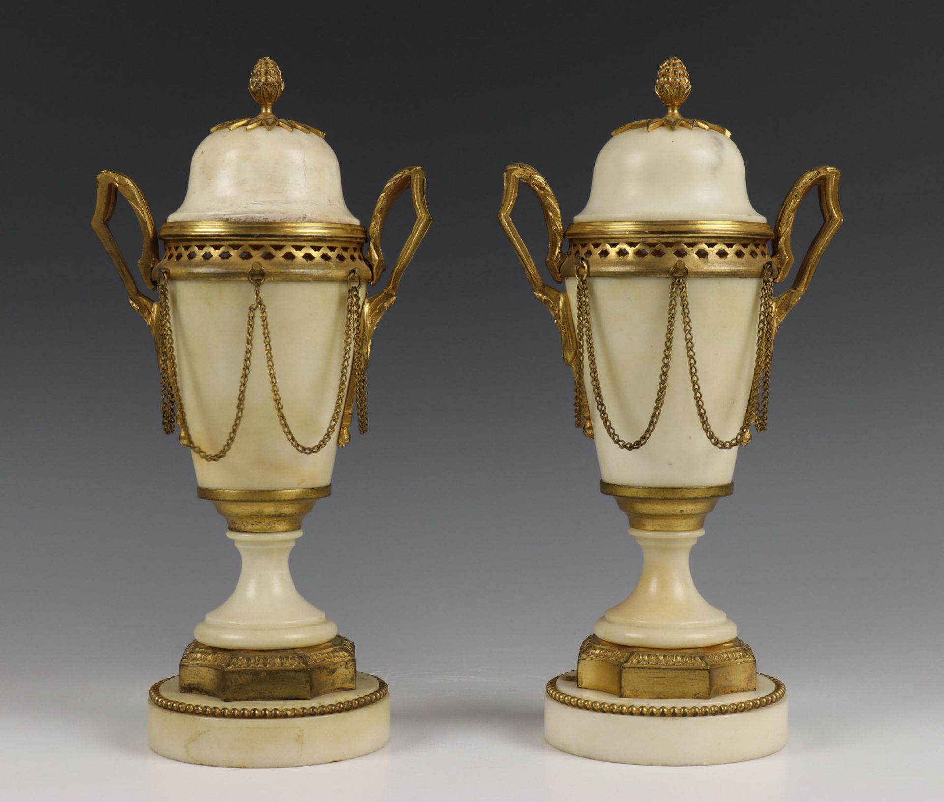Frankrijk, een paar wit marmeren en verguld bronzen sier coupes, Louis XVI stijl, 19e eeuw, - Image 3 of 3