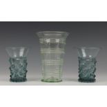Drie groen glazen glazen naar 17e eeuws voorbeeld en kristallen compotier