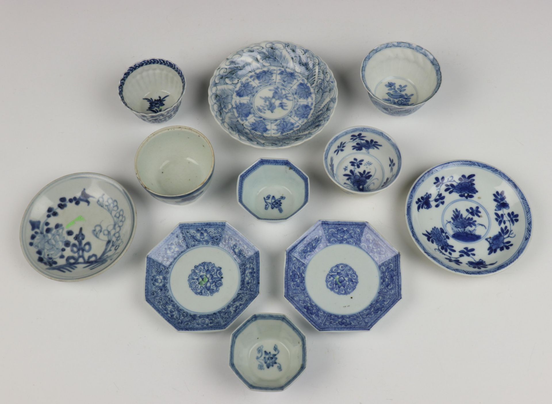 China, zes diverse blauw-wit porseleinen koppen en vijf schotels, Kangxi en later18e eeuw,