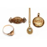 14krt. Roségouden medaillon, broche, ring en een hanger aan collier, 19e eeuw/begin 20e eeuw.