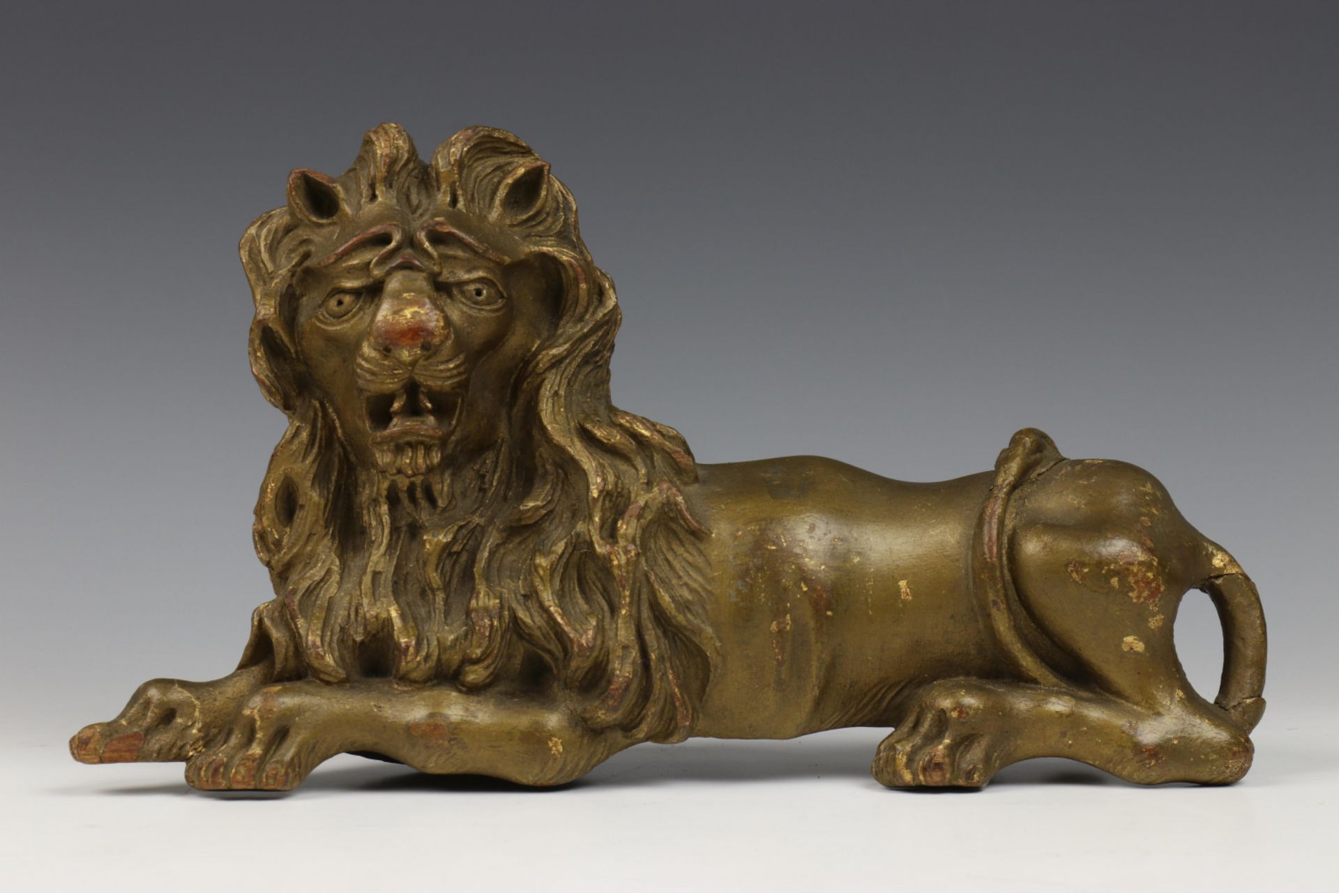 Gestoken houten liggende leeuw, mogelijk een vaandel of standaard bekroning, vroeg 19e eeuw, - Image 2 of 6