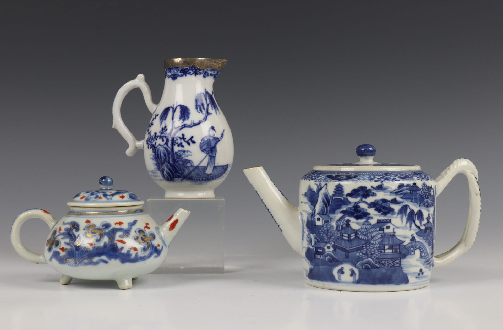 China, blauw-wit porseleinen trekpot, Imari trekpotje en melkkan, 18e eeuw,