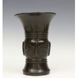 China, bronzen archaïstische vaas, zun, 18e eeuw,