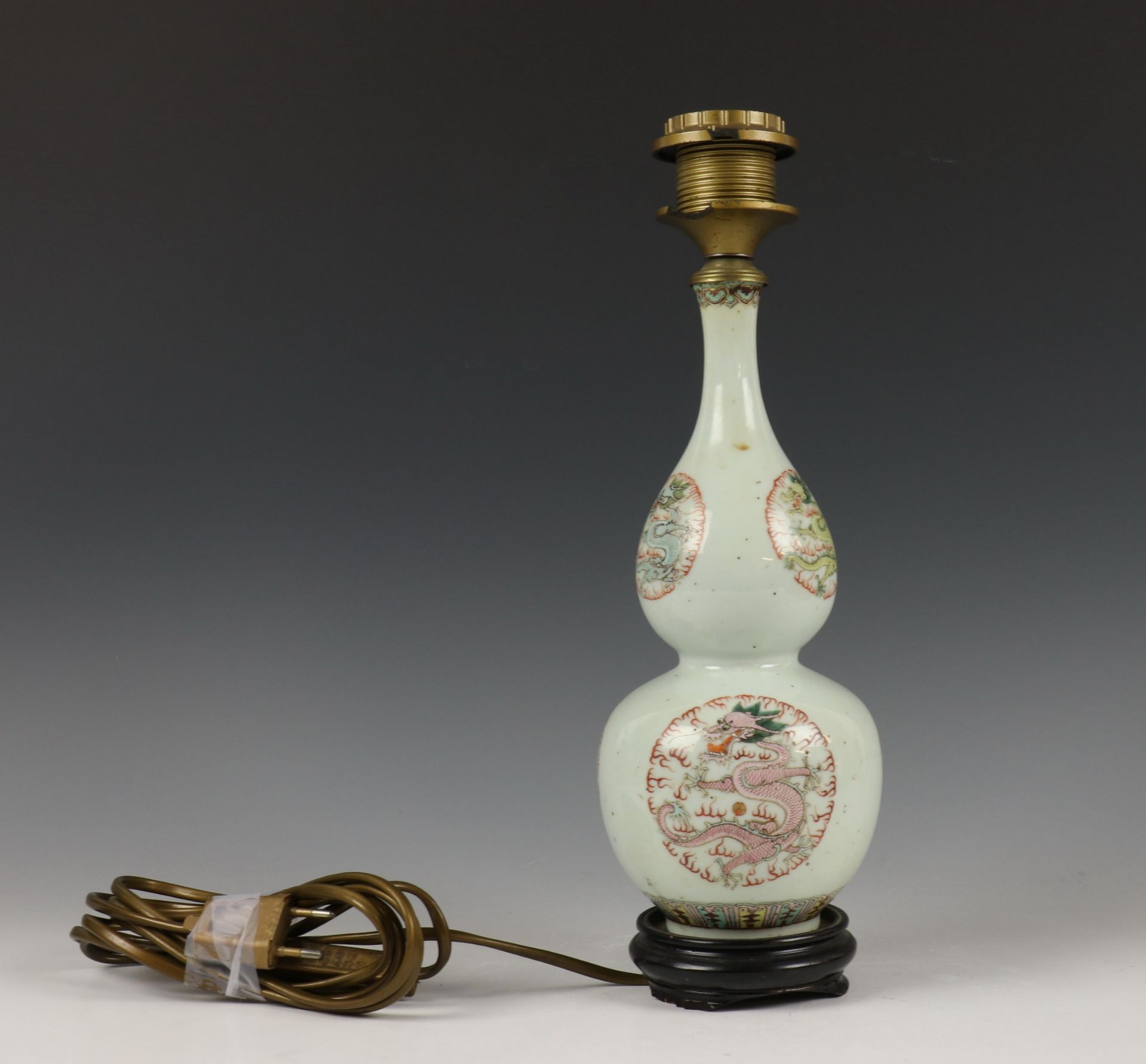 China, famille rose porseleinen kalebasvaas gemonteerd als lamp, 19e-20e eeuw, - Image 4 of 6