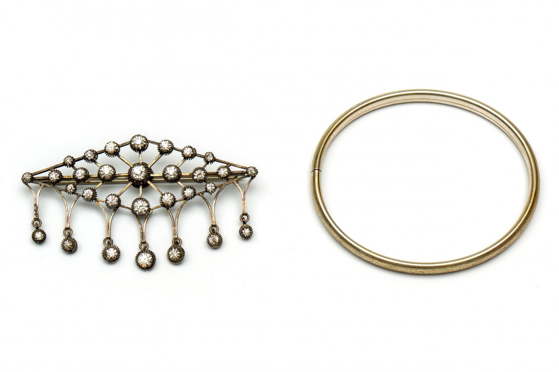 14krt. Roségouden medaillon, broche, ring en een hanger aan collier, 19e eeuw/begin 20e eeuw. - Image 2 of 2