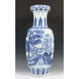 China, blauw-wit porseleinen trompetvaas, laat 20e eeuw,