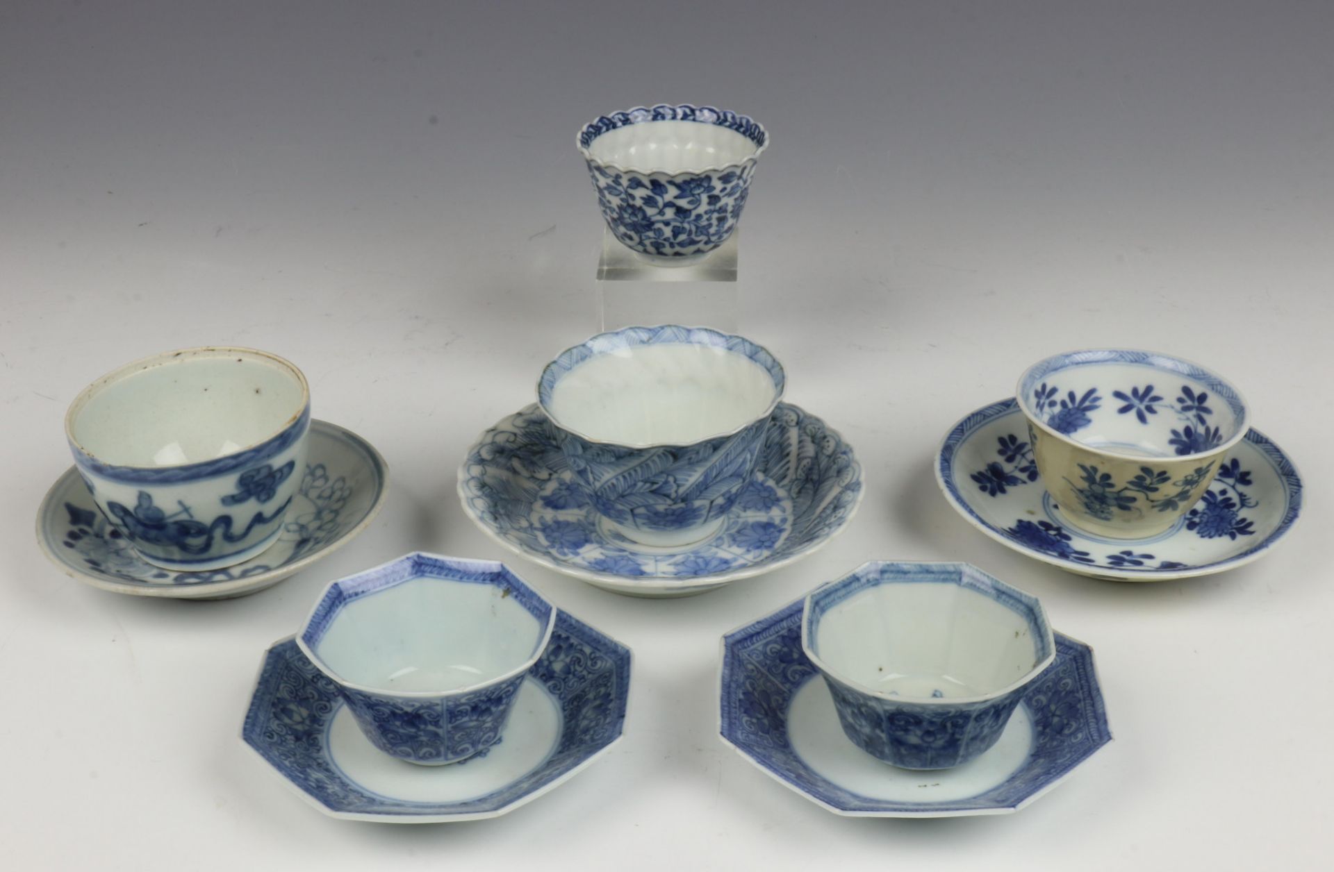 China, zes diverse blauw-wit porseleinen koppen en vijf schotels, Kangxi en later18e eeuw, - Image 3 of 3