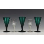 Paar slingerglazen, 18e eeuw en set van drie groen glazen wijnglazen, begin 19e eeuw