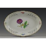 Meissen, porseleinen schaaltje met bloemen decor, vergulde rand en ajourwerk, 19e eeuw,