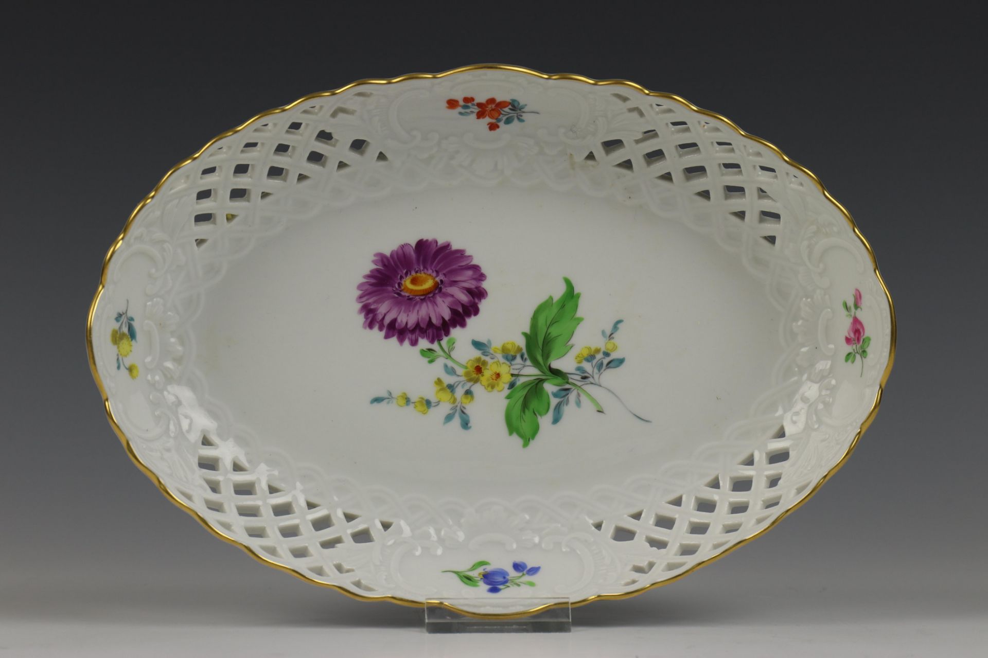 Meissen, porseleinen schaaltje met bloemen decor, vergulde rand en ajourwerk, 19e eeuw,